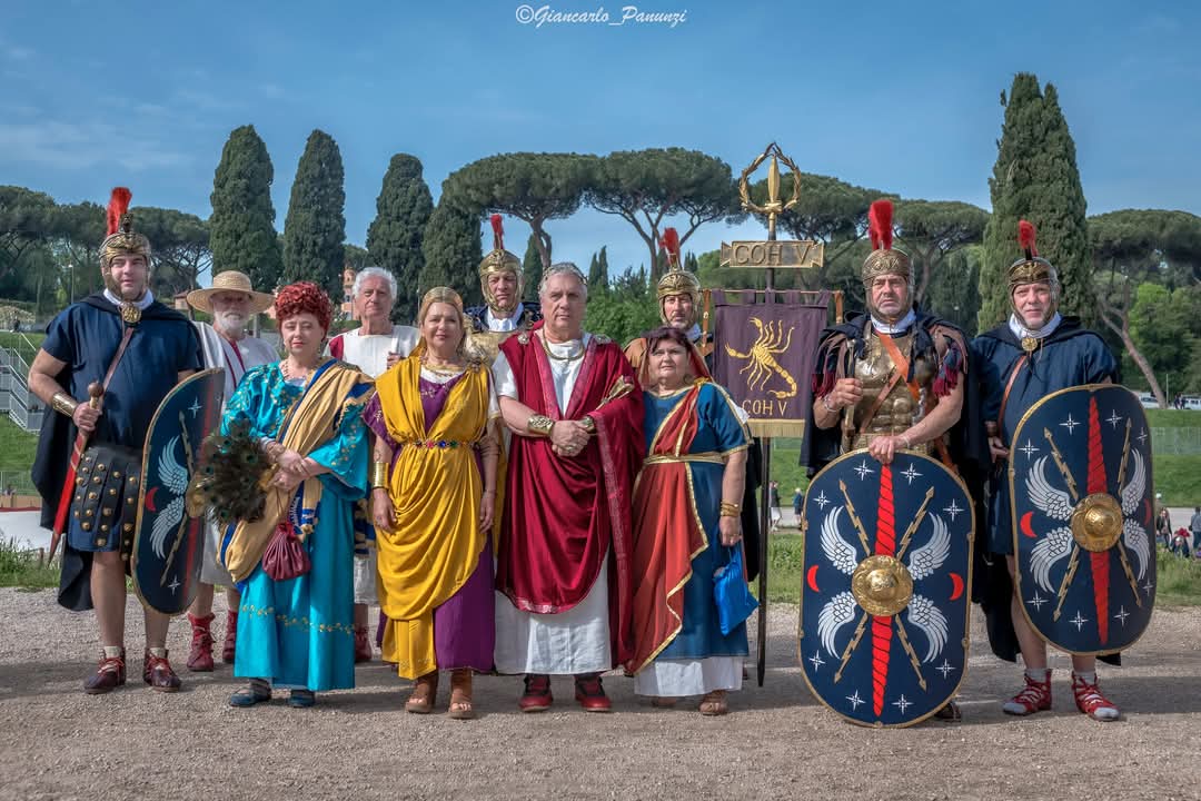 Foto di gruppo dei rievocatori di Romanitas al Natale di Roma 2023