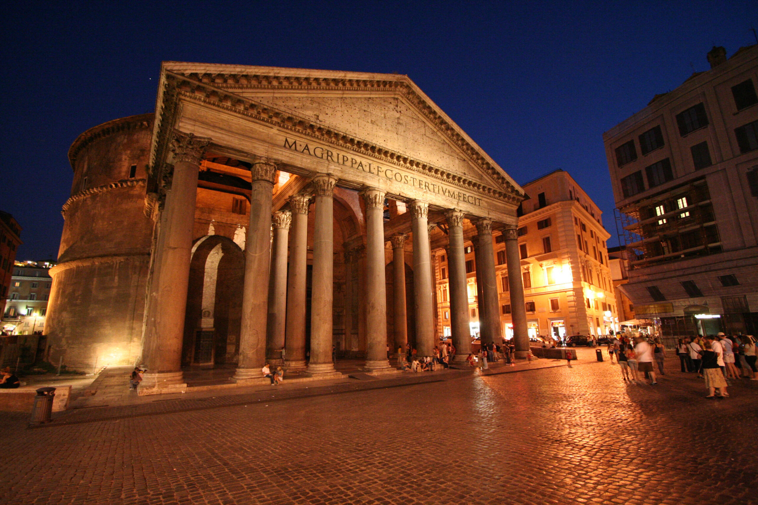 Passeggiata serale nel salotto di Roma per finire con suggestivo gioco di luci