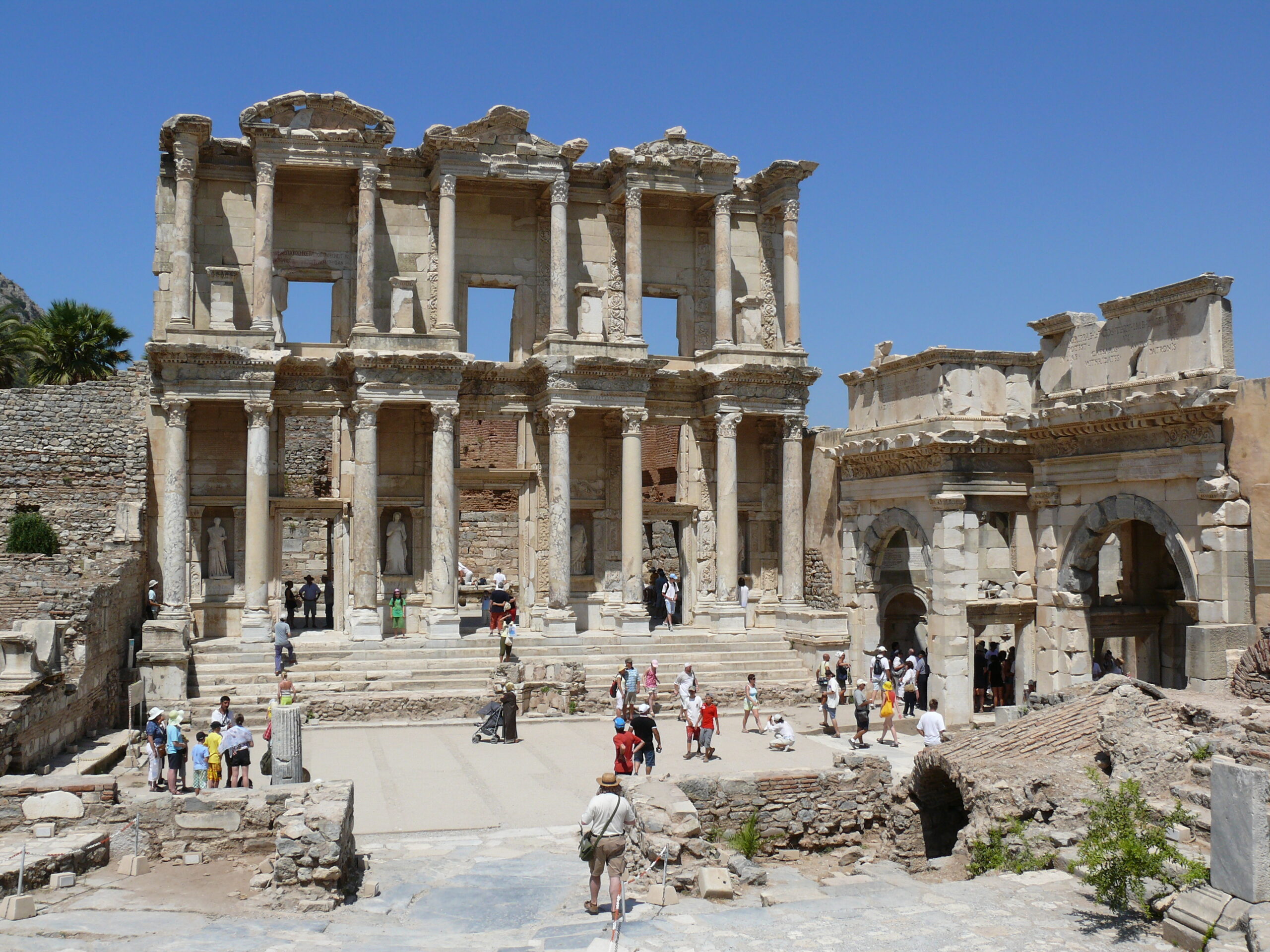 Biblioteca di Celso a Efeso, provincia d’Asia: facciata del II secolo ricomposta dagli archeologi. Cultura greca, carriera romana e memoria familiare si incontrano nello stesso edificio. Copia ridimensionata.