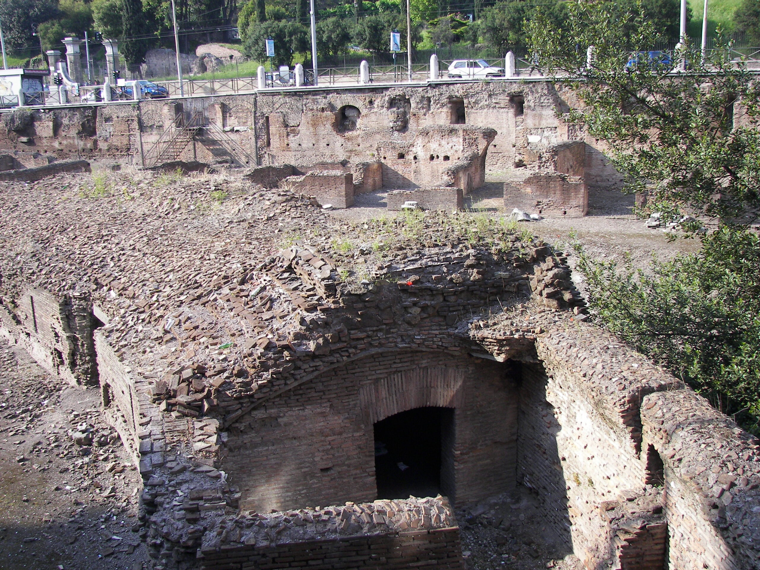 Resti dell’arena di addestramento e degli ambienti del Ludus Magnus a Roma