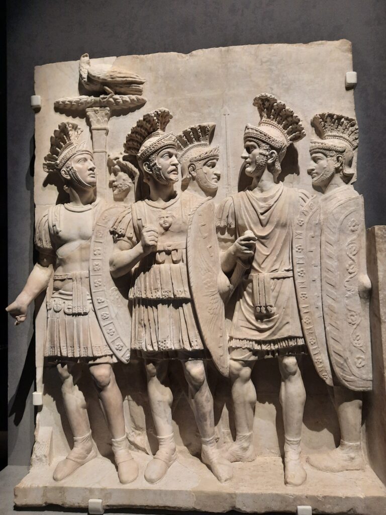 Rilievo detto dei Pretoriani, dal monumento celebrativo della conquista della Britannia sotto Claudio, Louvre. Le figure presentano integrazioni moderne: il rilievo va letto insieme alla storia dei restauri.