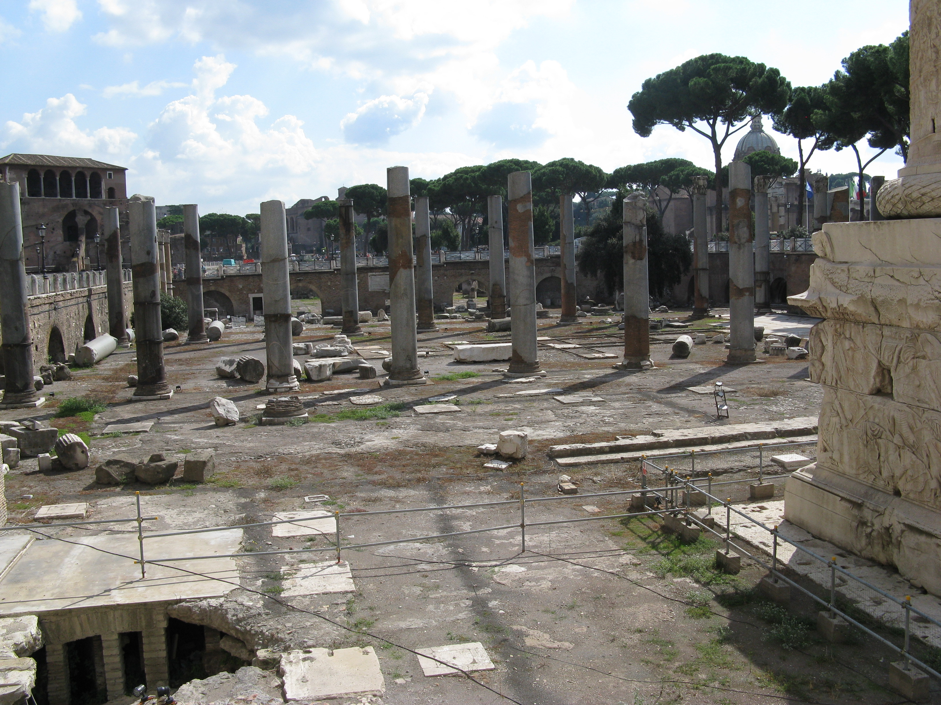 Basilica Ulpia, Roma: colonne e resti dello spazio civile nel 2009. La veduta documenta il sito archeologico, non la basilica antica completa.