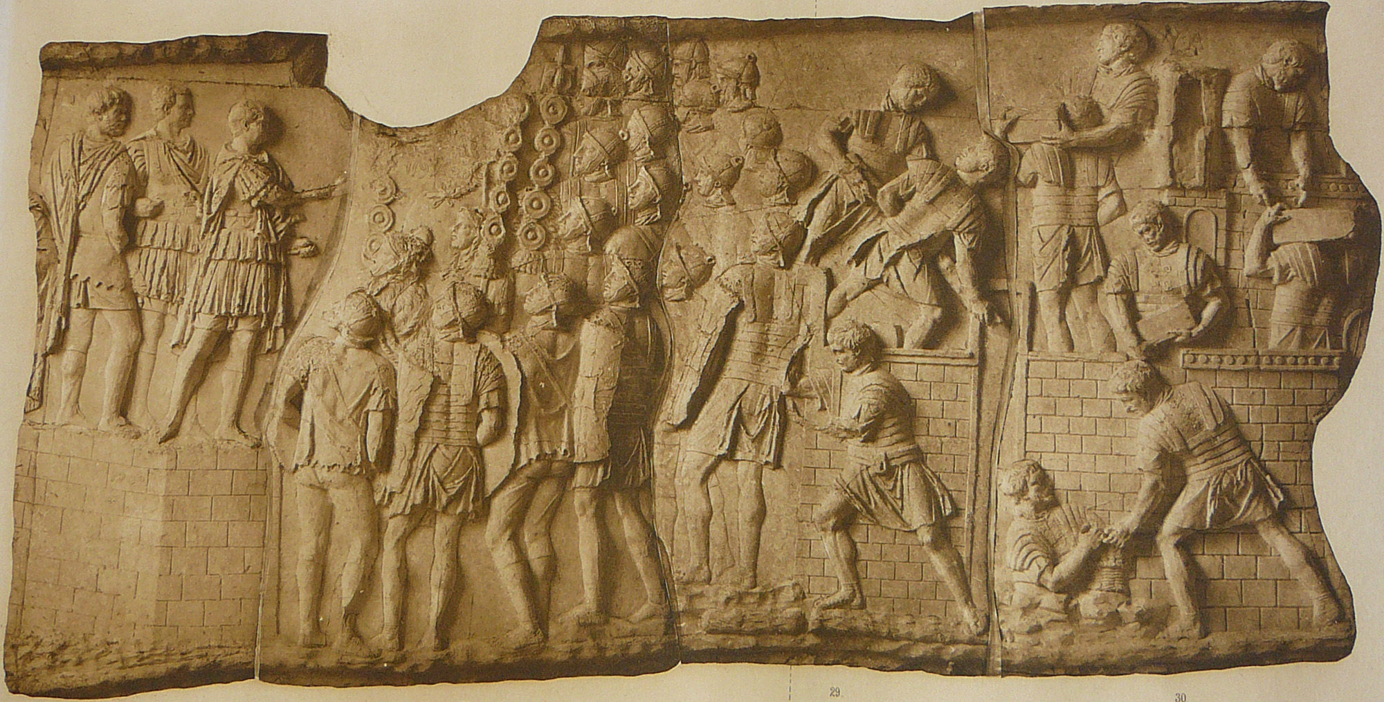 Colonna Traiana, scene X–XI: discorso di Traiano alle truppe e costruzione di fortificazioni durante le guerre daciche. Riproduzione della tavola XI di Cichorius (1896).