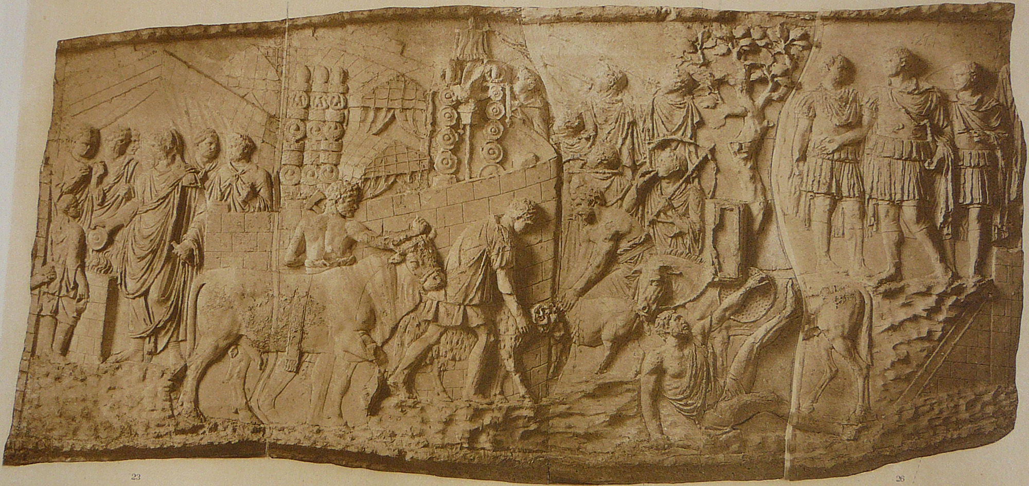 Colonna Traiana, scene VIII–IX: sacrificio nel campo e incontro davanti al principe. Riproduzione della tavola X di Cichorius (1896), testimonianza figurata del cerimoniale.