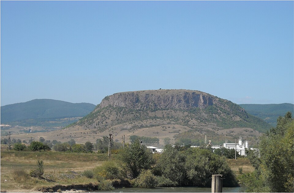 Măgura Uroiului vista da Simeria Veche, Romania, 2008. Copia ridimensionata a 960 × 631 pixel. Fotografia del paesaggio locale; non documenta un’edizione del Dac Fest.