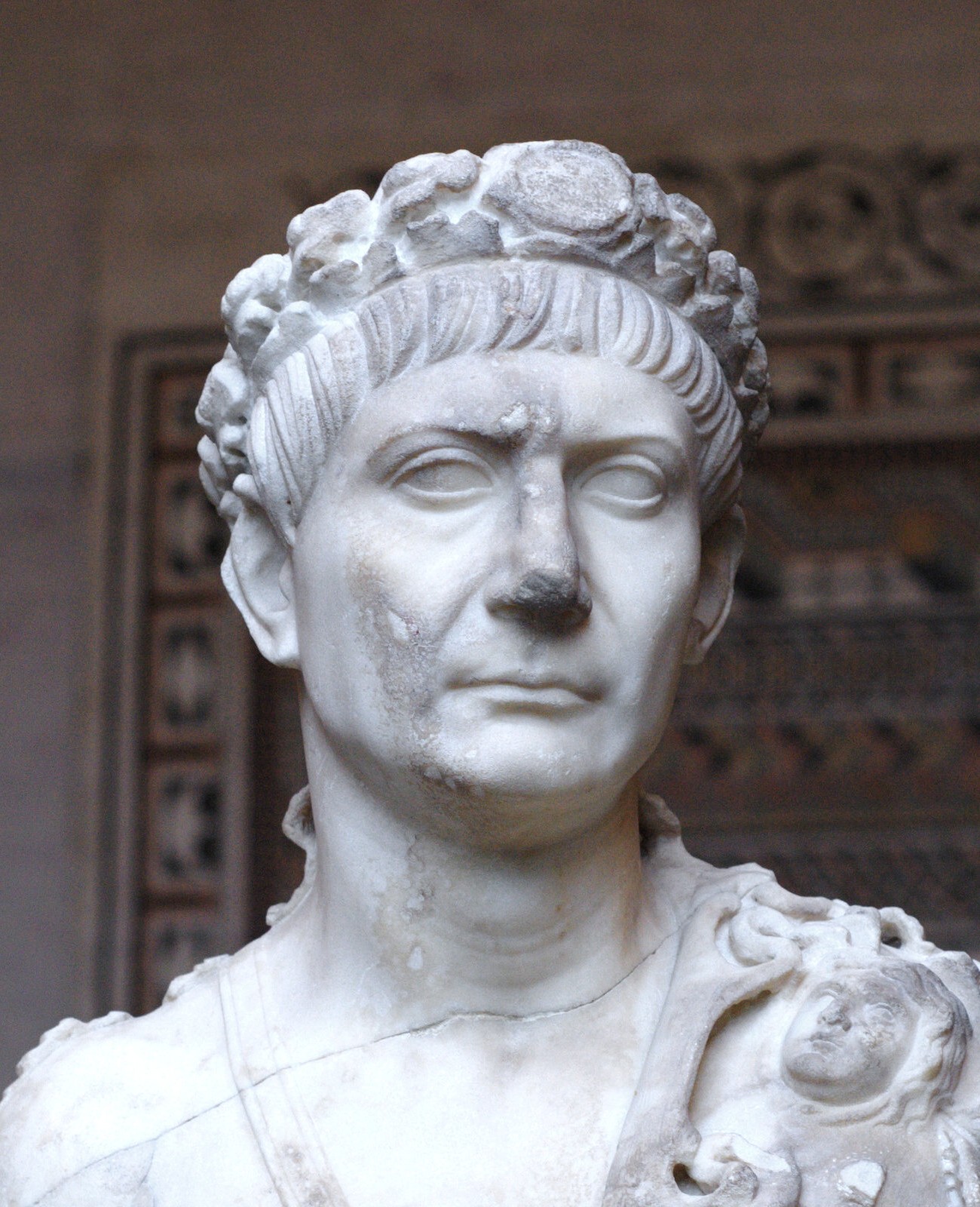 Traiano: busto antico della Glyptothek di Monaco, inv. 72. Corona civica, balteo ed egida appartengono al linguaggio del ritratto imperiale.